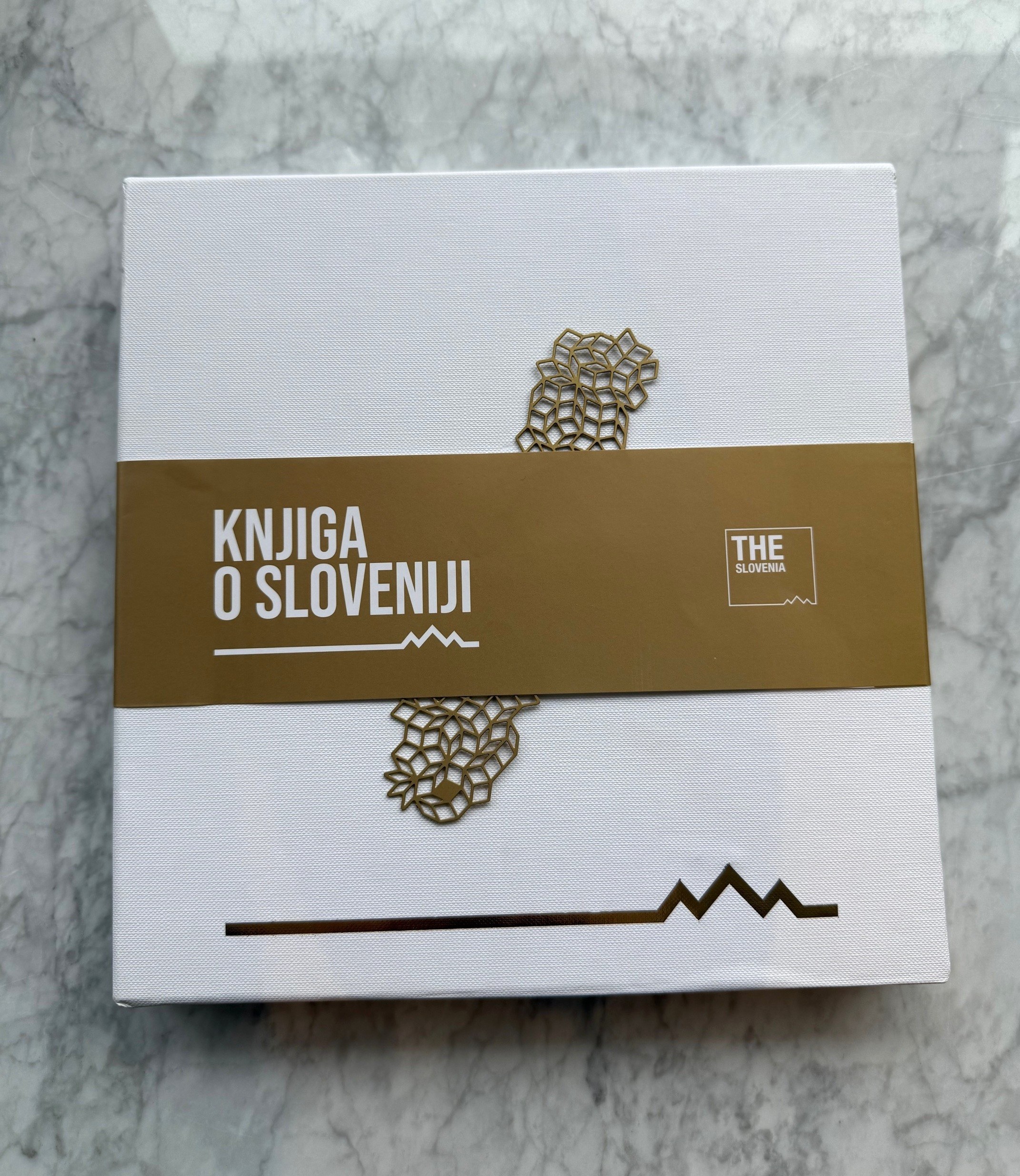 Knjiga s knjižnim zaznamovalcem